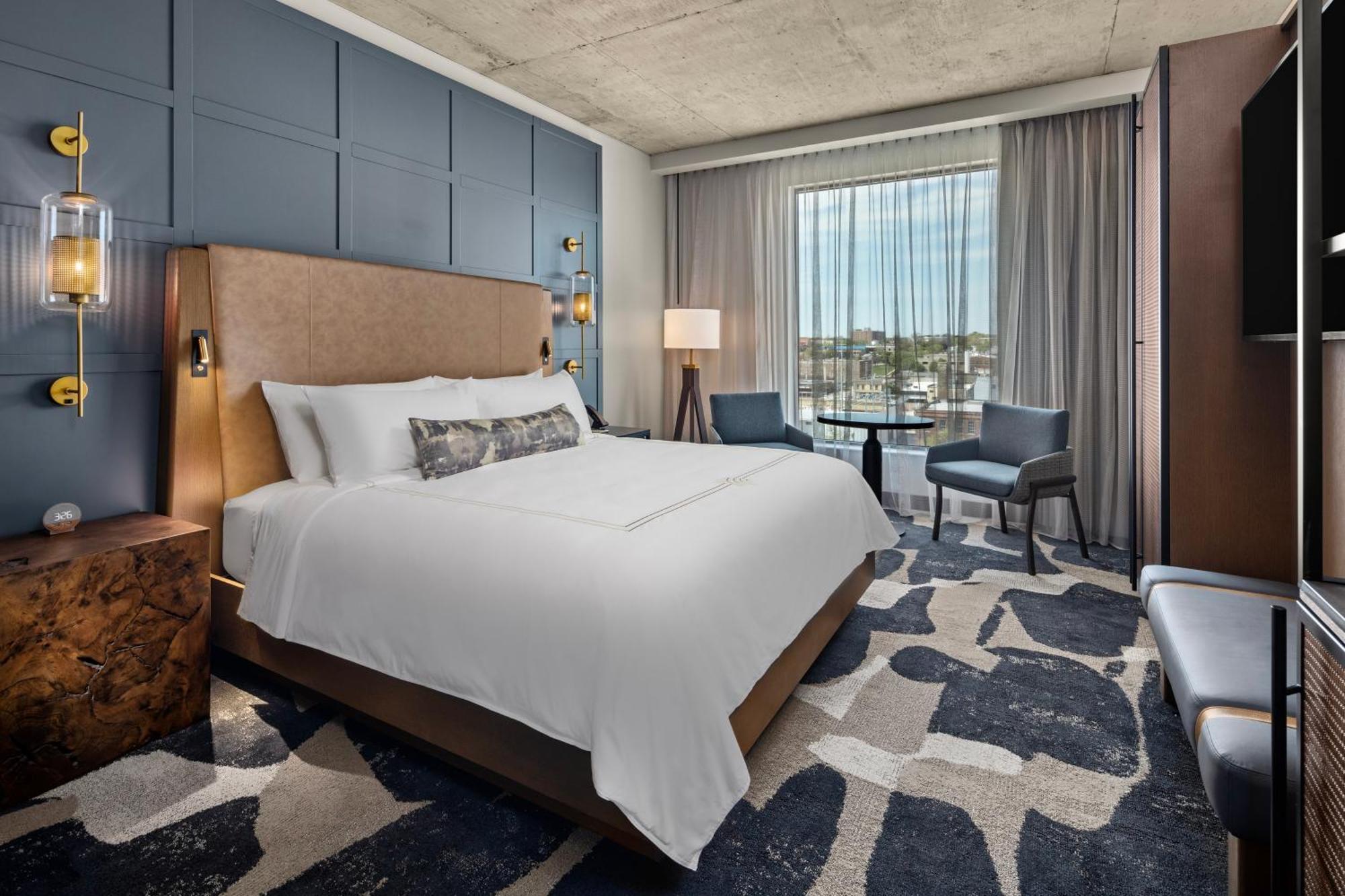 Standard King Room with City View and Adapted Tub - Mobility and Hearing Accessible